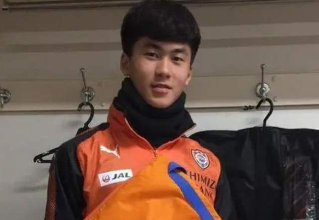 我正在和俱乐部进行交流，目前我没有去另外一支球队的想法。
